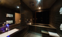 Phoenix One En-Suite Bathroom with Bathtub | Lower Wadano