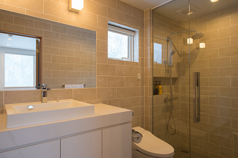 Chalet Luma Bathroom with Shower | West Hirafu