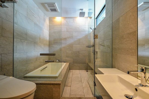Ori En-Suite Bathroom with Bathtub | Lower Hirafu