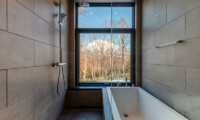 Yanagi House Bathroom with Bathtub | West Hirafu