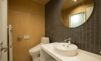 Yorokobi Lodge Bathroom with Mirror | West Hirafu