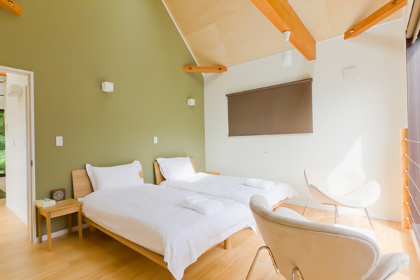 Gakuto Villas Up Stairs Bedroom with Twin Beds | Hakuba Valley