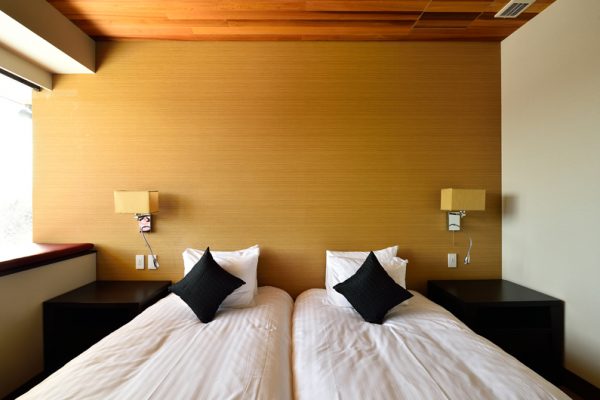 Panorama Twin Bedroom with Lamps | Lower Hirafu