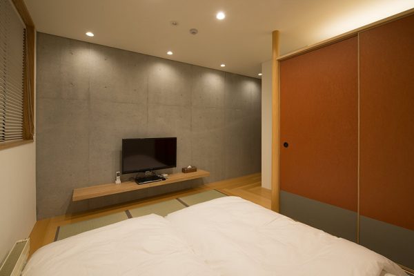Kazahana King Size Bed with TV | Middle Hirafux