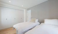 Yuzuki Twin Bedroom with Wardrobe | Lower Hirafu