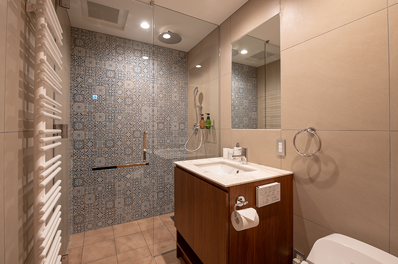 Kitsune House Bathroom with Shower | Lower Hirafu