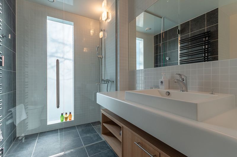 Komorebi Chalet En-Suite Bathroom with Shower | East Hirafu