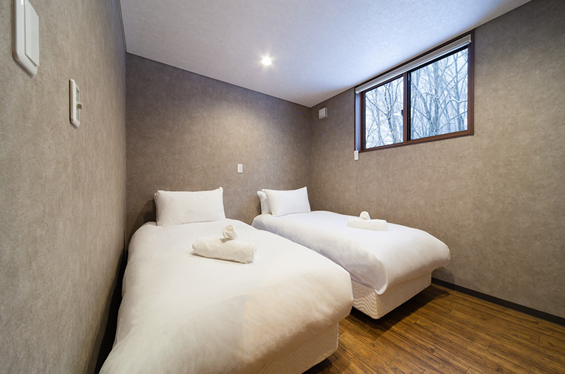 Mizuho Chalets Twin Bedroom with Wooden Floor | Happo Village