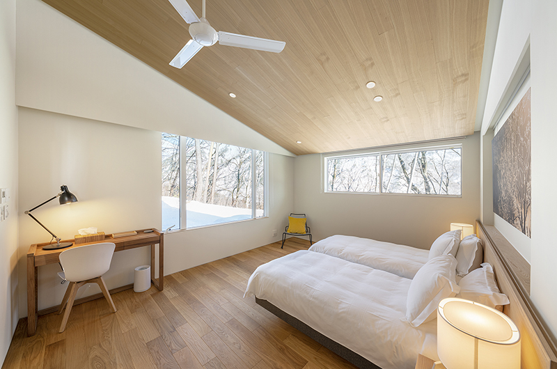 Sakka Rocks Chalet Twin Bedroom with Study Table | Upper Wadano