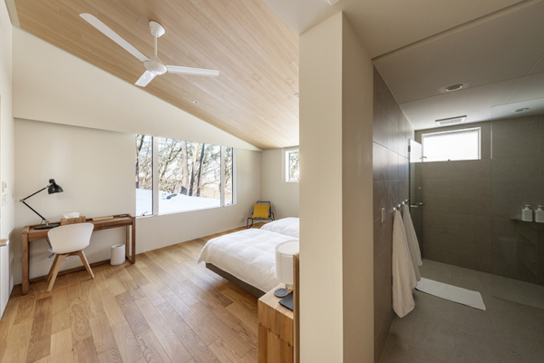 Sakka Rocks Chalet Twin Bedroom and Bathroom | Upper Wadano