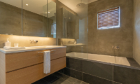 Silver Dream Bathroom with Bathtub and Mirror | West Hirafu