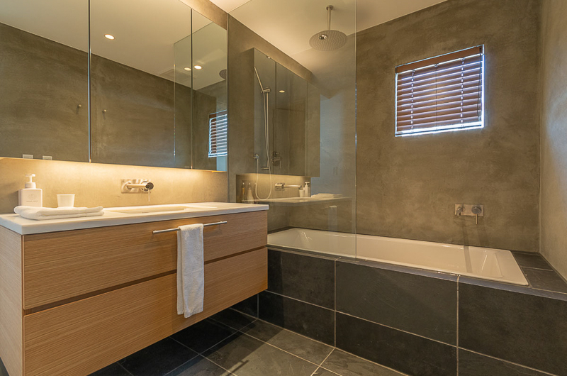 Silver Dream Bathroom with Bathtub and Mirror | West Hirafu