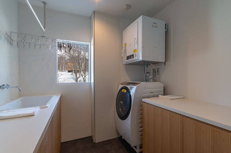 Silver Dream Laundry Room | West Hirafu