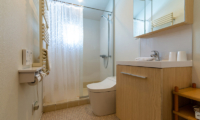 Tanoshii Chalet En-Suite Bathroom | East Hirafu