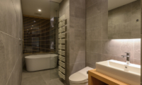 Yukihyo Bathroom with Bath Tub | Soga