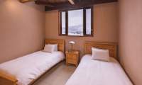 Powderhouse Bedroom with Twin Beds | Goryu / Hakuba 47