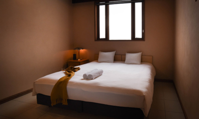 Powderhouse Bedroom with Side Lamp | Goryu / Hakuba 47