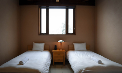 Powderhouse Bedroom with Twin Beds and Lamp | Goryu / Hakuba 47