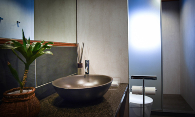Powderhouse Bathroom with Mirror and Lights | Goryu / Hakuba 47