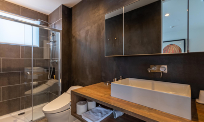 Niseko Foxwood D Bathroom with Mirror and Shower | Higashiyama