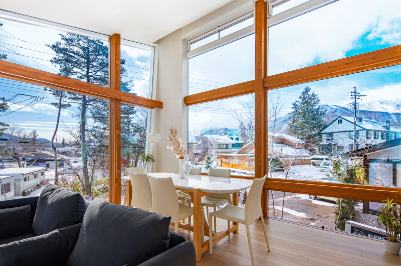 Alpinarc two bedroom dining table with vista windows | Misorano, Hakuba