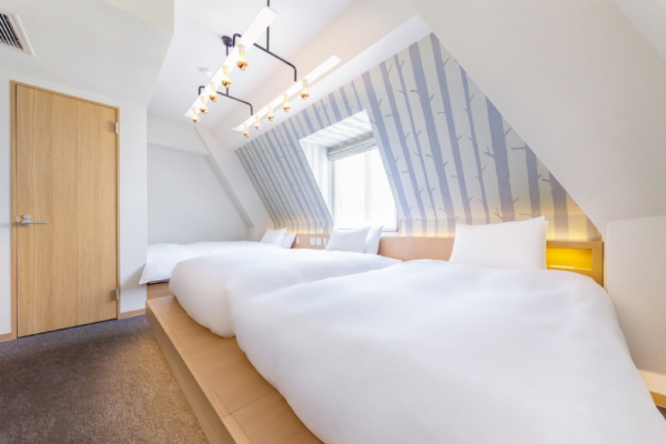 The Happo Triple bedroom three beds, decorative wallpaper | Happo Village, Hakuba